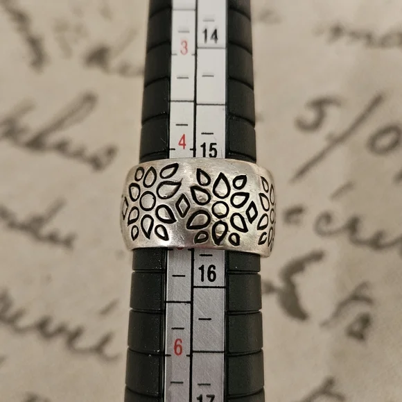 Me & Ro Silver Ring with Black Pattern - Picture 5 of 5